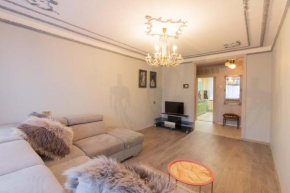 Step into the city 2 BR apartment by HomeyStay